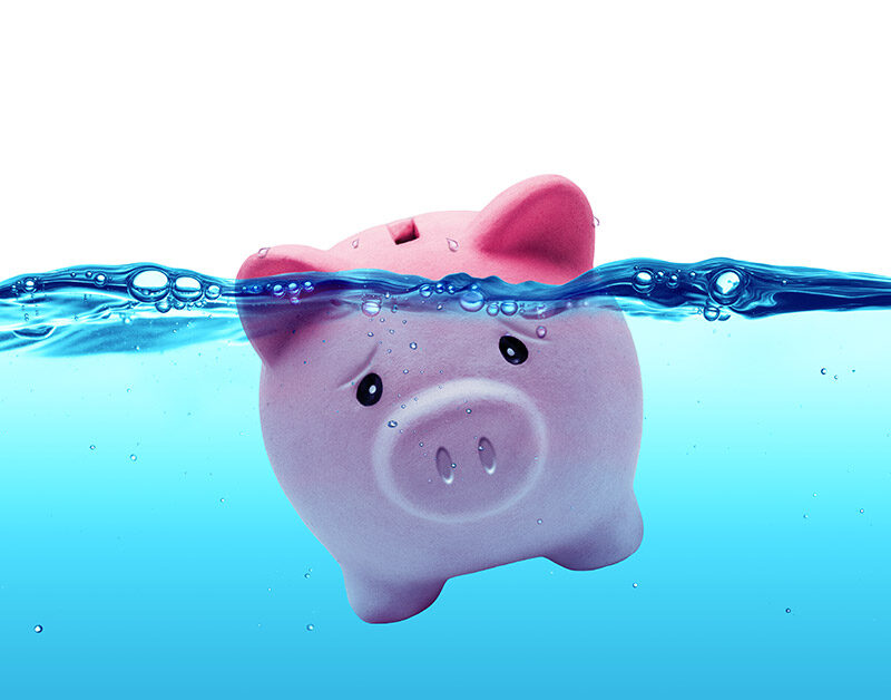 Ein Sparschwein schwimmt im Wasser und droht unterzugehen | Immobilie verkaufen