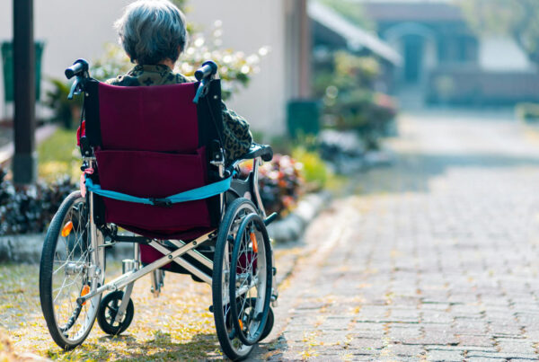 ein Großmutter im Rollstuhl