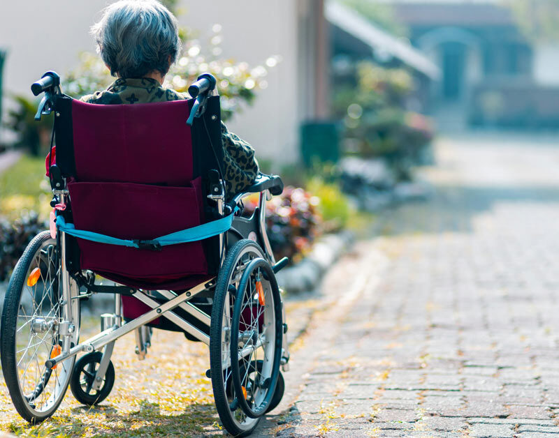 ein Großmutter im Rollstuhl