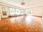 Wohnzimmer - Mehrgenerationenhaus in Hanglage – Wohnen auf drei Ebenen *Provisonsfrei*