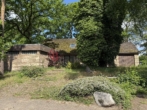 Straßenansicht - Kernsanierungsbedürftiges Einfamilienhaus mit Sauna und Pool sowie Einliegerwohnung im OG