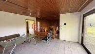 Wohnzimmer EG - Kernsanierungsbedürftiges Einfamilienhaus mit Sauna und Pool sowie Einliegerwohnung im OG