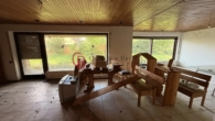 Wohnzimmer EG - Kernsanierungsbedürftiges Einfamilienhaus mit Sauna und Pool sowie Einliegerwohnung im OG
