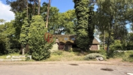 Straßenansicht - Kernsanierungsbedürftiges Einfamilienhaus mit Sauna und Pool sowie Einliegerwohnung im OG