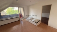 Zimmer mit Loggia OG - Kernsanierungsbedürftiges Einfamilienhaus mit Sauna und Pool sowie Einliegerwohnung im OG